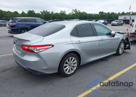 2018 Toyota Camry Le z USA, uszkodzony, nr VIN 4T1B11HK7JU058646